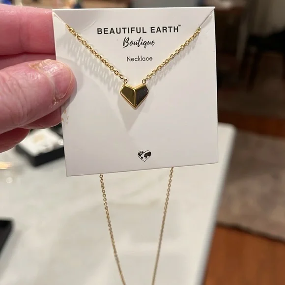 Venus Gold Heart Necklace - Picture 9 of 9